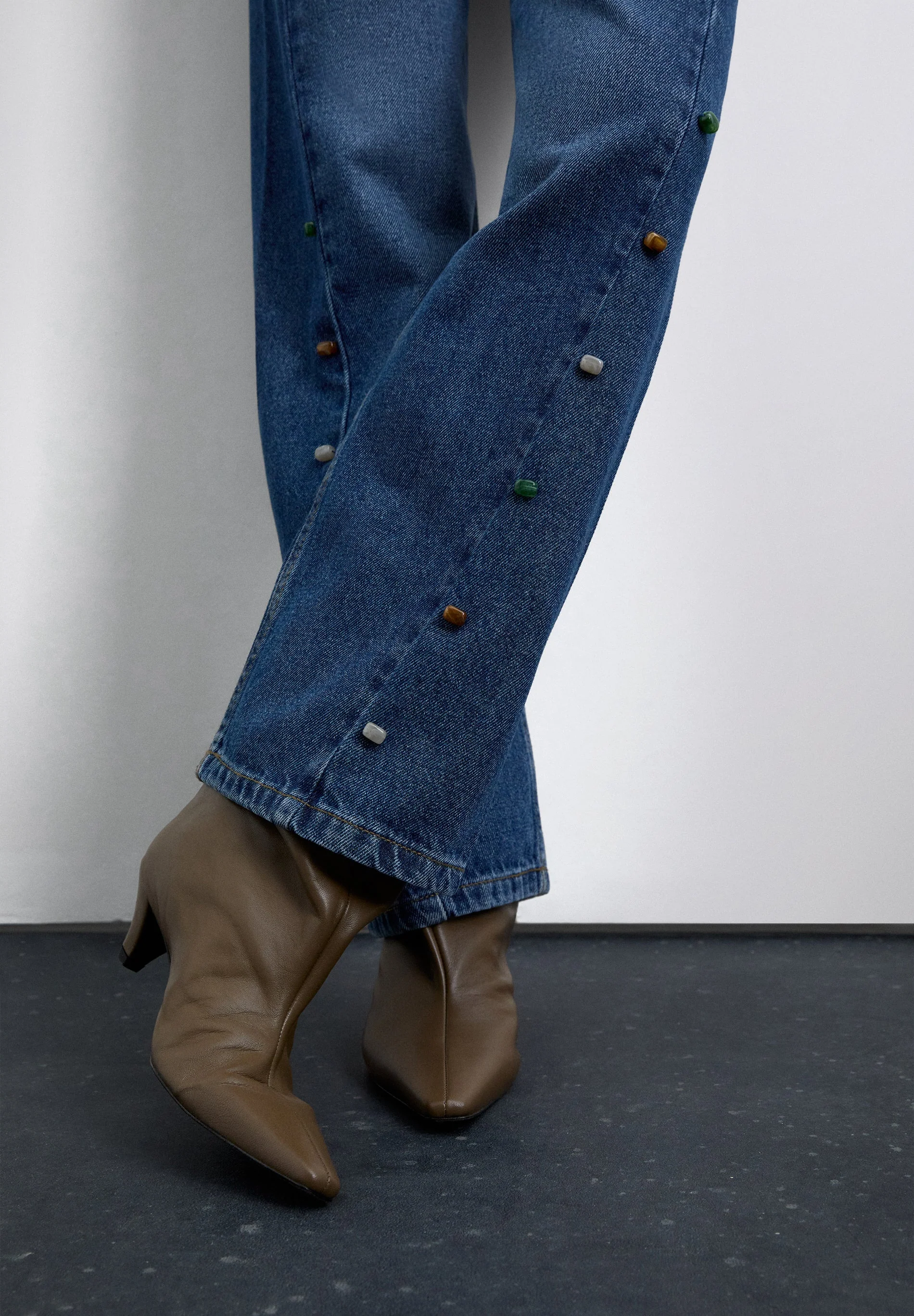 CALÇAS DE CINTURA SUBIDA COM APLIQUES - Image 3