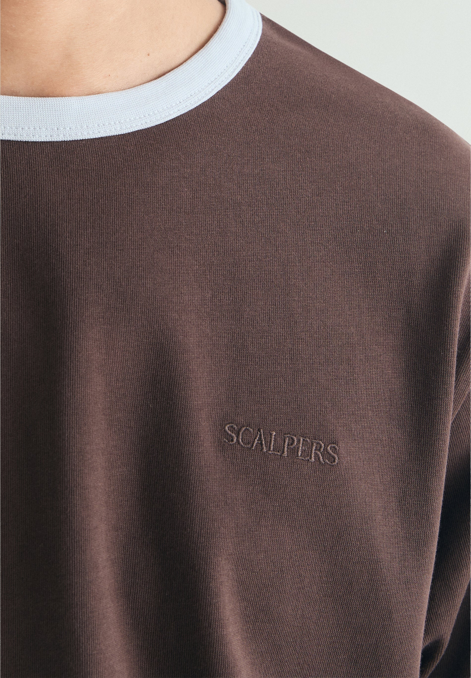 T-SHIRT COM GOLA EM CONTRASTE - Image 3