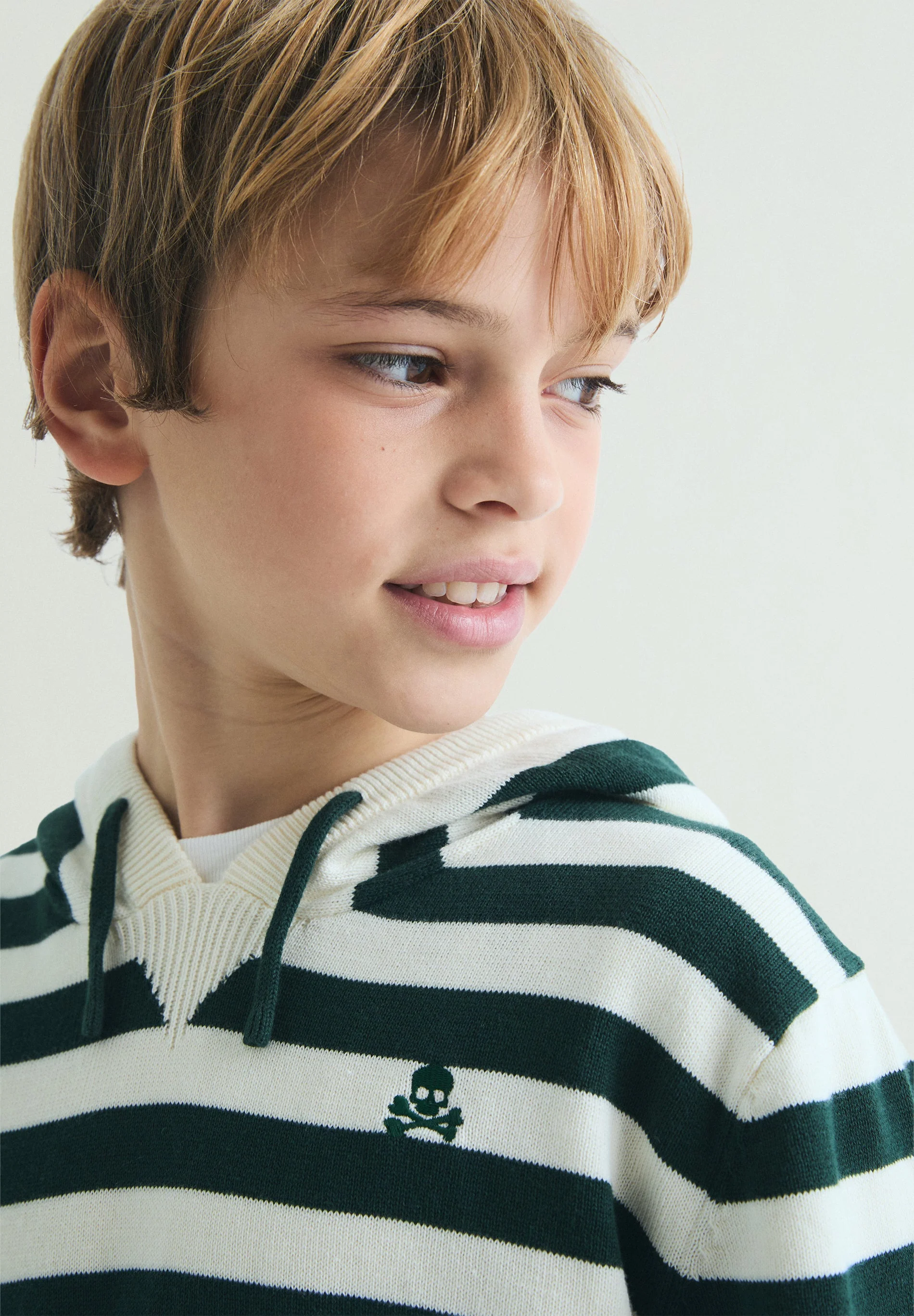 SWEATER COM CAPUZ ÀS RISCAS - Image 4