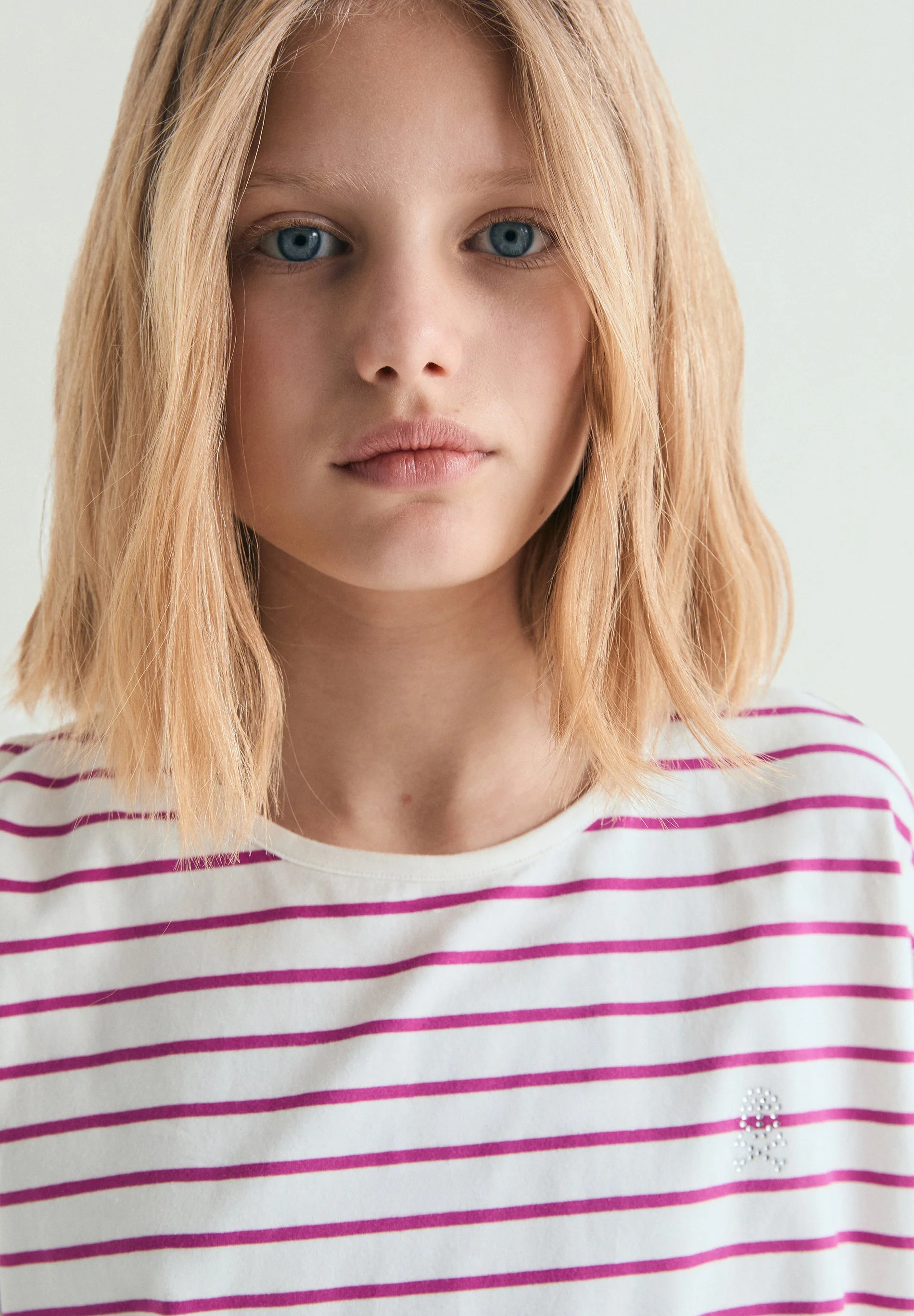 T-SHIRT ÀS RISCAS COM ABERTURA - Image 4